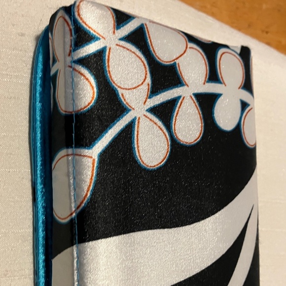 New. Soft n cushy printed satin clutch bag. Near perfect condition ( tiny tiny - Picture 7 of 13
